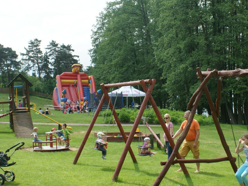 На курорте также есть спортивные площадки, детская игровая площадка и место для барбекю и костра