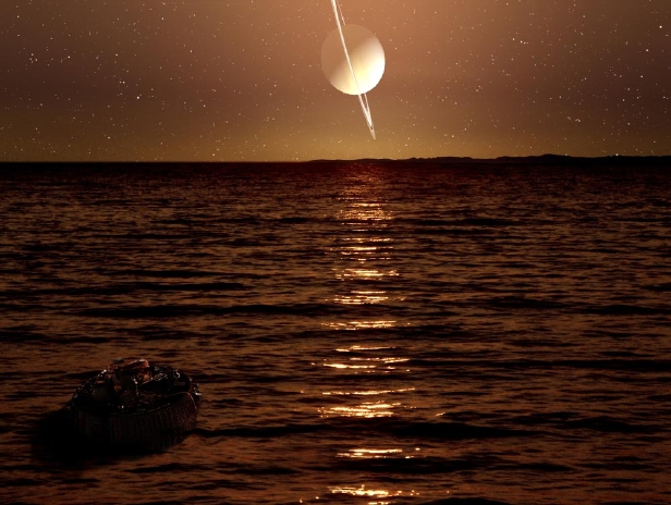 Вы могли бы летать в его небе   Густая атмосфера Титана, низкая гравитация (меньше, чем у нашей Луны) и разумное давление на поверхность (50% от земного) означают, что, взмахнув парой крыльев, привязанных к вашим рукам, вы сможете летать в его небе не с большим усилием, чем при ходьбе