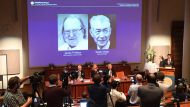 Артур Эшкин, Жерар Муру и Донна Стрикленд - лауреаты Нобелевской премии по физике в этом году - он объявил Нобелевский комитет в Стокгольме