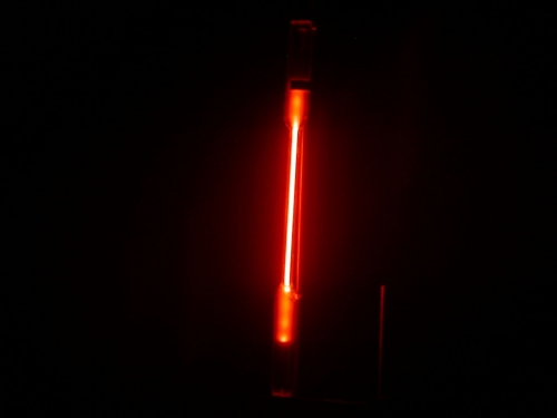 Вот изображение неоновой лампы и спектр, который она создает, когда вы пропускаете свет через призму: